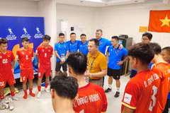 Ông Trần Quốc Tuấn, Chủ tịch Liên đoàn Bóng đá Việt Nam (áo vàng) động viên các cầu thủ U17 Việt Nam sau trận đấu với U17 Hàn Quốc. (Ảnh: VFF)