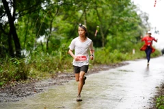 Chân chạy đến từ núi rừng Tây Nguyên, vận động viên Lê Tấn Hi vô địch cự ly 42km (Nam) của Giải chạy Mitsubishi Motors Việt Nam - Tam Đảo City Trail 2025. (Ảnh: Mitsubishi Motors Vietnam)