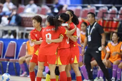 Đội tuyển Futsal Nữ Việt Nam "giải quyết" trận chung kết chỉ sau hơn 10 phút. (Ảnh: VFF)