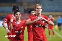 Tiền vệ Wesley Nata (phải) ghi bàn duy nhất giúp Thể Công-Viettel giành chiến thắng 1-0 trước Hoàng Anh Gia Lai. (Ảnh: Việt Anh/Vietnam+)