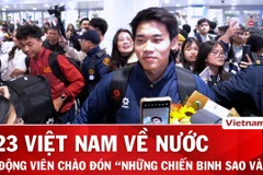 HLV Kim Sang-sik, Đình Bắc bị... "kèm chặt" bởi cổ động viên ở sân bay Nội Bài
