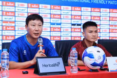 Huấn luyện viên trưởng Kim Sang-sik (áo xanh) trả lời họp báo trước trận giao hữu của đội tuyển Việt Nam gặp đội tuyển Myanmar. (Ảnh: VFF)