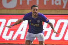 Tiền vệ nhập tịch Đỗ Hoàng Hên (Hendrio) ghi bàn ấn định chiến thắng 2-0 cho Hà Nội FC trước đội khách Hải Phòng. (Ảnh: Việt Anh/Vietnam+)