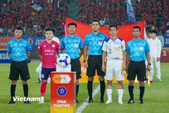 Thử thách mang tên Công an Hà Nội (áo đỏ) chờ đón Hà Nội FC ở trận derby Thủ đô tại vòng 15 V-League 2025/26. (Ảnh: Việt Anh/Vietnam+)