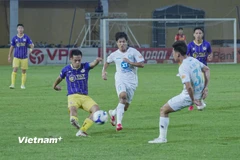 "Nhấn chìm" Hà Nội FC ngay ở Hàng Đẫy, Nam Định tiến gần đến ngôi vương V-League