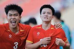 "Siêu dự bị" Thanh Nhàn (phải) ăn mừng pha lập công ấn định chiến thắng 2-0 của U22 Việt Nam trước Philippines. (Ảnh: TTXVN)