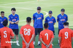 Huấn luyện viên Kim Sang-sik cùng các cầu thủ Việt Nam. (Ảnh: Việt Anh/Vietnam+)