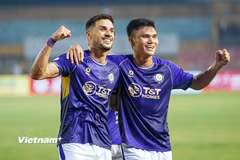 Đỗ Hoàng Hên (trái) tiếp tục tỏa sáng mang về chiến thắng cho Hà Nội FC. (Ảnh: Việt Anh/Vietnam+)