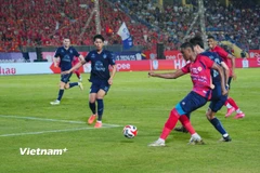 Công an Hà Nội (áo đỏ) để đối thủ Buriram United cầm hòa 2-2 ở trận chung kết lượt đi Shopee Cup 2024-2025. (Ảnh: Việt Anh/Vietnam+)