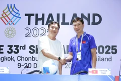 Huấn luyện viên trưởng U22 Việt Nam là ông Kim Sang-sik (áo xanh) và Huấn luyện viên trưởng U22 Lào là ông Ha Hyeok-jun tham dự họp báo. (Ảnh: VFF)