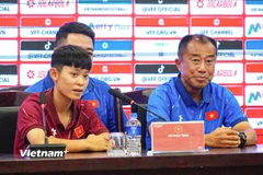 Huấn luyện viên trưởng Okiyama Masahiko (phải) và đội trưởng Lưu Hoàng Vân của đội tuyển U20 Nữ Việt Nam tham dự buổi họp báo. (Ảnh: Việt Anh/Vietnam+)