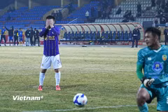 Hà Nội FC (áo tím) "gục ngã" trước đối thủ từ Giải hạng Nhất là Đồng Tháp và sớm chia tay đấu trường Cúp Quốc gia 2024-2025. (Ảnh: Việt Anh/Vietnam+)