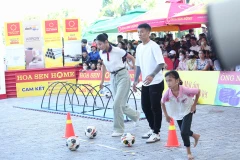 Trung vệ Bùi Tiến Dũng (giữa) tham gia chương trình Mái ấm gia đình Việt, ủng hộ các em nhỏ có hoàn cảnh khó khăn tại khu vực Bắc Trung Bộ. (Ảnh: BEE COMM)