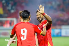 Xuân Son ghi bàn từ đường kiến tạo của Hoàng Hên (số 9) ở trận thắng 3-1 của đội tuyển Việt Nam trước Malaysia. (Ảnh: Việt Anh/Vietnam+)