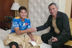 Chủ tịch Liên đoàn Bóng đá Việt Nam Trần Quốc Tuấn đến thăm và động viên trung vệ Nguyễn Hiểu Minh. (Ảnh: VFF)