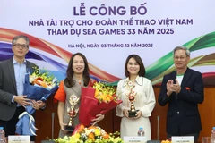 Tổng thư ký Ủy ban Olympic Việt Nam Trần Văn Mạnh (ngoài cùng bên phải) tặng hoa các nhà tài trợ. (Ảnh: Cục TDTT)