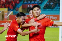 Tiền đạo vào sân thay người là Nhâm Mạnh Dũng (phải) ghi bàn ấn định chiến thắng 2-1 cho Thể Công-Viettel trước SHB Đà Nẵng. (Ảnh: Việt Anh/Vietnam+)