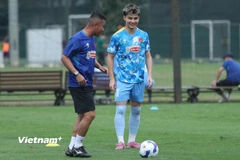 Việt kiều Croatia 'bập bẹ' tiếng Việt, mệt nhưng vui với buổi tập cùng đội U23