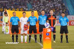 Màn đại chiến top 3 giữa Hà Nội FC (áo trắng) và Ninh Bình FC là trận cầu tâm điểm ở vòng 20 V-League. (Ảnh: Việt Anh/Vietnam+)
