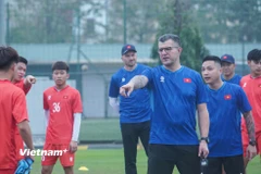Huấn luyện viên Cristiano Roland và các học trò sẽ có màn "thử lửa" chất lượng ở Giải U16 Quốc tế CFA Team China 2025. (Ảnh: Việt Anh/Vietnam+)