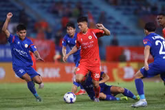 Mới chỉ giành 2 chiến thắng từ đầu mùa giải, PVF-CAND (áo xanh) khó 'cản bước' đội đầu bảng Công an Hà Nội. (Ảnh: VPF)