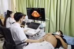 Siêu âm phục vụ khám sàng lọc sơ sinh cho sản phụ. (Ảnh: TTXVN)