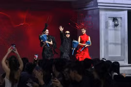 Dấu ấn haute couture từ Singapore trên sàn diễn thời trang Việt Nam 
