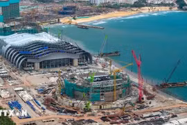Thi công trên công trình Trung tâm Hội nghị phục vụ Hội nghị Cấp cao APEC 2027. (Ảnh: TTXVN phát)
