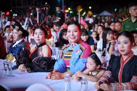 Nhà thiết kế Cao Thu Vân cùng dàn mẫu trình diễn bộ sưu tập “Sắc màu Di sản.” (Ảnh: CTV/Vietnam+)