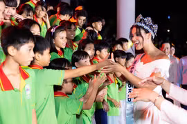 Hoa hậu Thế giới 2026 Joheirry Mola trao quà Trung Thu cho trẻ em ở Khánh Hòa. (Ảnh: CTV/Vietnam+)