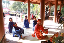 Các cụ cao niên tái hiện nghi lễ tại Lễ hội cơm mới của người Mường. (Ảnh: TTXVN) 