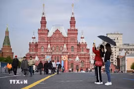 Khách du lịch tham quan Quảng trường Đỏ tại thủ đô Moskva, Nga. (Ảnh: AFP/TTXVN)