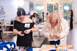 Ba tiếng để biến hai mảnh vải trắng và xanh thành một thiết kế hoàn chỉnh là thử thách dành cho những thí sinh bước vào “Working Room” của cuộc thi. (Ảnh: BTC)