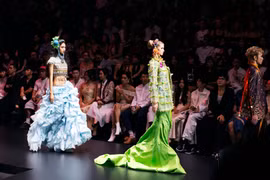 Frederick Lee và hành trình thị giác rực rỡ đậm chất Holi trên sàn runway Việt