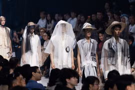 Các nhà thiết kế "tái sinh" di sản văn hóa truyền thống trên sàn runway Việt