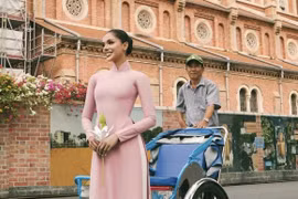Miss World Malaysia Taanusiya Chetty diện áo dài truyền thống và khám phá điểm đến Thành phố Hồ Chí Minh. (Ảnh: Miss World)