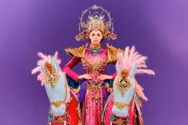 Emoura Phạm bị nhầm là... nhân sự hậu trường trước giờ thi
