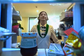 Lương Thùy Linh gây bất ngờ khi “đi giúp việc.” (Ảnh: CTV/Vietnam+) 