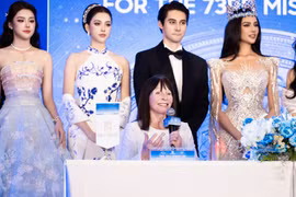 Chủ tịch Miss World Julia Morley phát biểu tại họp báo chiều nay. (Ảnh: BTC)