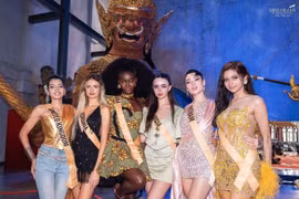 Hoa hậu Emoura Phạm cùng dàn thí sinh Miss Grand International 2026 tham quan và tìm hiểu về "Khon" - Di sản văn hóa UNESCO tại trung tâm All About Khon. (Ảnh: BTC)