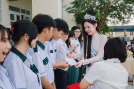Á hậu 1 Khánh Như trở về quê nhà Khánh Hòa, thăm lại trường cũ. (Ảnh: CTV/Vietnam+)