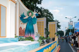 Màn diễu hành đặc biệt của các nàng hậu. (Ảnh: CTV/Vietnam+)