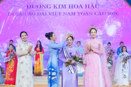 Khoảnh khắc đăng quang của Tân Hoa hậu Di sản Áo dài Việt Nam toàn cầu 2026. 