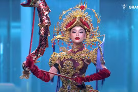 Yến Nhi diện trang phục lấy cảm hứng từ nghệ thuật múa rối nước trên sàn diễn Miss Grand International 2025. 