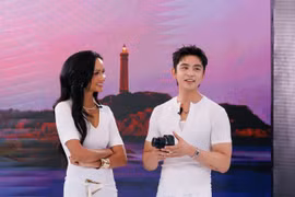 Huấn luyện viên H'Hen Niê hỗ trợ thí sinh trong thử thách videoshoot quảng bá sản phẩm. (Ảnh: BTC)