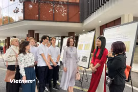 Du khách Nga tìm hiểu về di sản tư liệu thế giới của Việt Nam. (Ảnh: Mai Mai/Vietnam+)