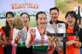 Người dân “lên sóng” bán nông sản. (Ảnh minh họa: Minh Sơn/Vietnam+)