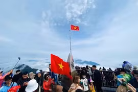 Khách tham quan đỉnh Fansipan, nơi được mệnh danh là "nóc nhà Đông Dương" với độ cao 3.143m. (Ảnh: Quốc Khánh/TTXVN)