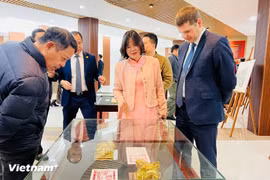 "Bản sao" ấn vàng “Hoàng đế chi bảo” trong không gian cuộc trưng bày hồi tháng 1/2026, tại trụ sở Cục Văn thư và Lưu trữ nhà nước. (Ảnh: Mai Mai/Vietnam+)
