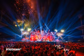 Khoảnh khắc đầy xúc động và tự hào trong concert 'Tổ quốc trong tim.' (Ảnh: Minh Sơn/Vietnam+)